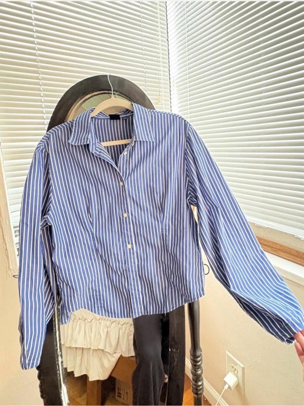 GAP Blue and White Striped Button-Front Shirt medium